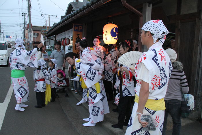 横町万灯組が玉川堂を出る