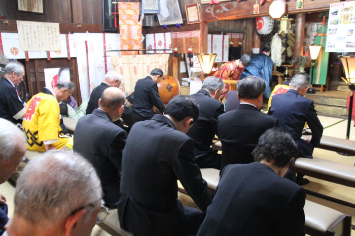 戸隠神社拝殿で宵宮祭の神事