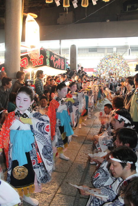 木場小路万灯組が神社境内で下座