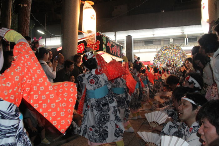 木場小路万灯組が神社境内で下座