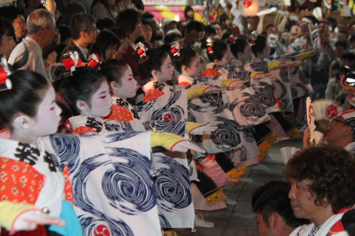 木場小路万灯組が神社境内で下座