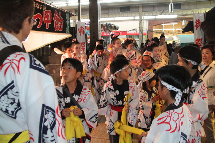 横町万灯組が境内へ