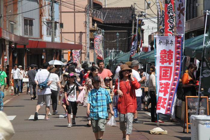 一ノ木戸商店街の三条マルシェのにぎわい