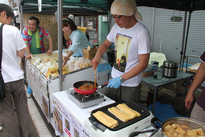 常連の佐久間食品が初めて調理した食べ物で出店