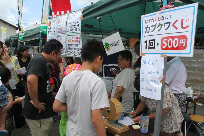 会場を歩いていかパンをPRする三条商業高校商業クラブ