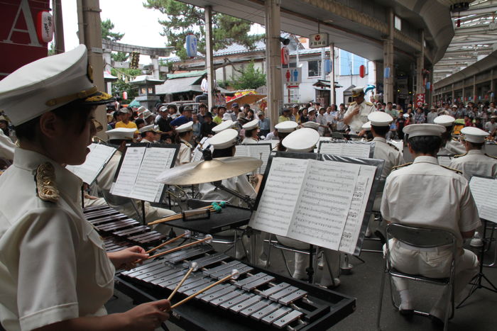 県警音楽隊とカラーガードによる交通安全ふれあいコンサート