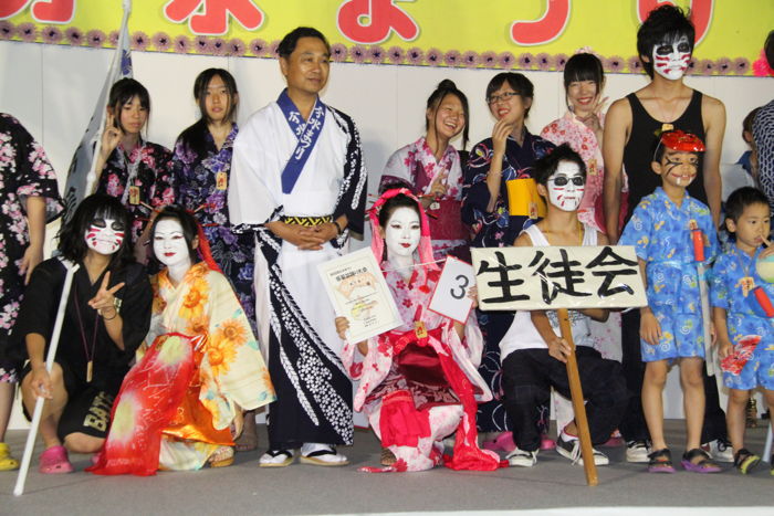 1位に輝いた分水高校、あいさつする亀山生徒会長