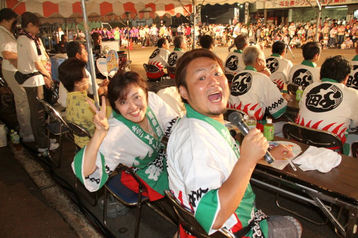 ことしもMCはラジオパーソナリティーの清野幹さんと地元の伊藤真紀さんのコンビ