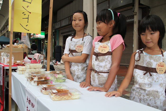 小学生が手伝うプチ商店街