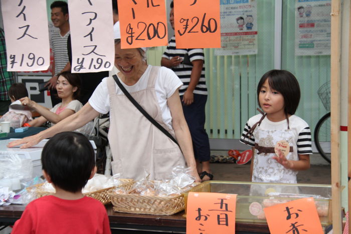 小学生が手伝うプチ商店街