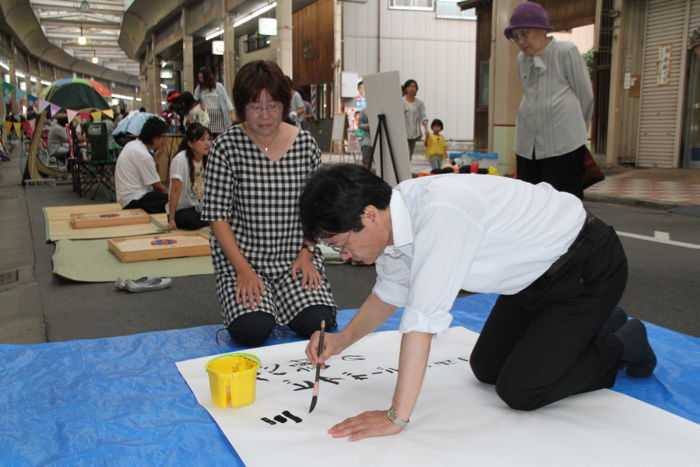 皆で書道ガールズの皮切りは鈴木市長