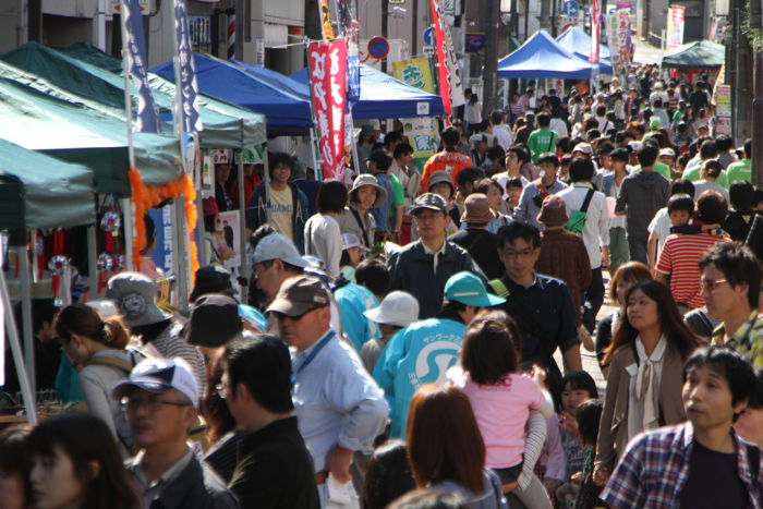 本寺小路は飲食の出店が少なかったこともあり人出が少なめだったが、それでもこの人波