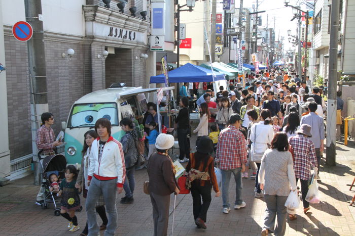 本寺小路は飲食の出店が少なかったこともあり人出が少なめだったが、それでもこの人波