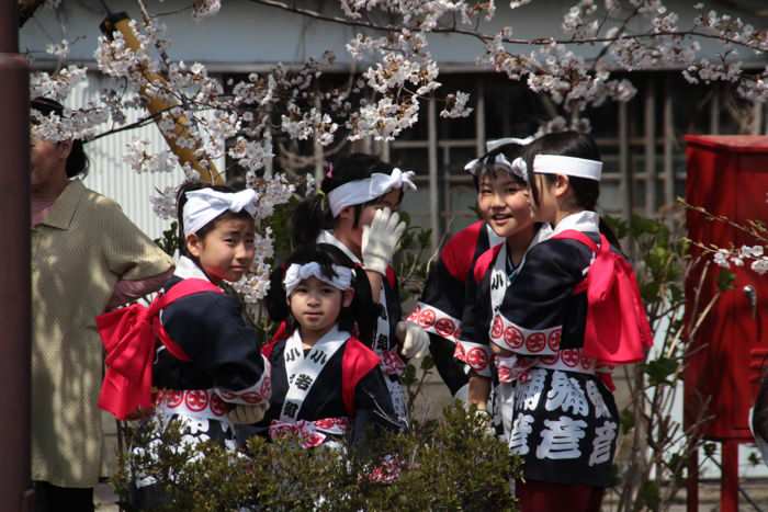 弥彦神社氏子青年会で笛を吹く女の子たち