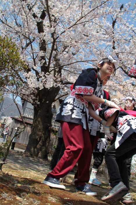 弥彦神社氏子青年会で笛を吹く女の子たち