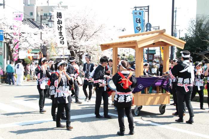 湯曳き車を先導する鳴り物