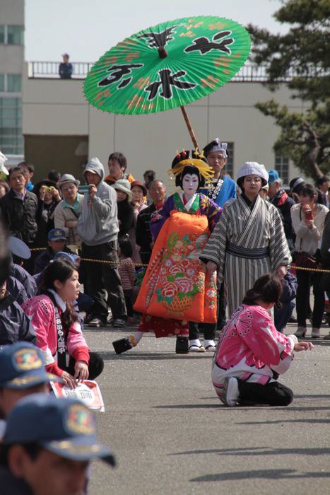 大河津分水桜土手を行く分水おいらん道中