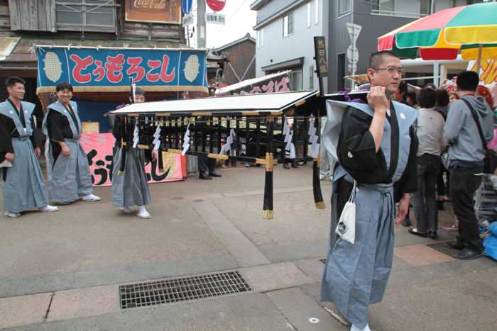 八幡宮を出発する大名行列