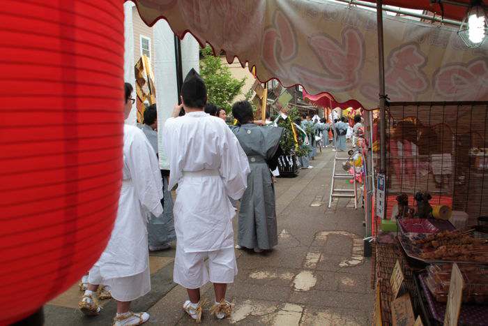 八幡宮を出発する大名行列