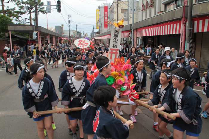 大通りを行く大名行列