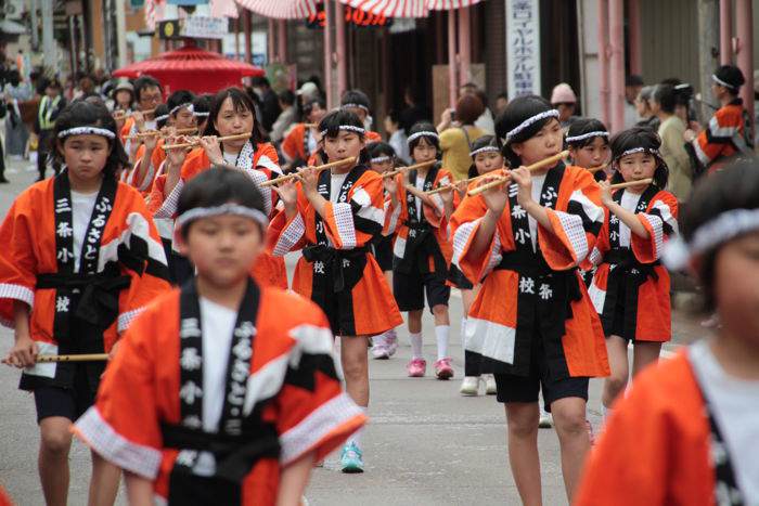 大通りを行く大名行列