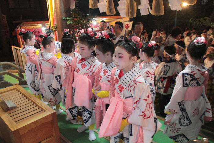 横町万灯組が戸隠神社で参拝