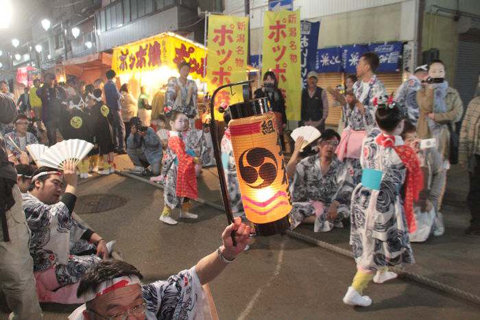 木場小路万灯組が飴屋前で下座