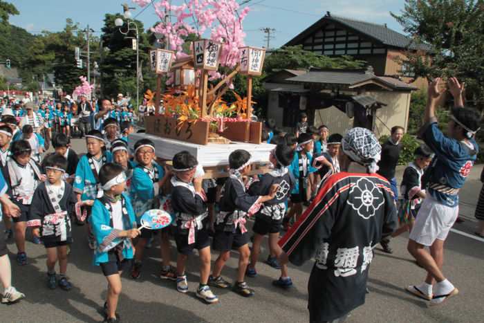 芸妓連、青年・子ども燈籠押し