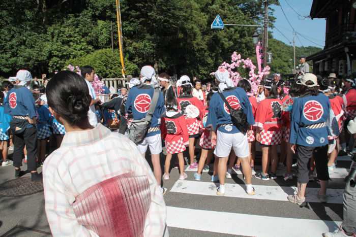 芸妓連、青年・子ども燈籠押し