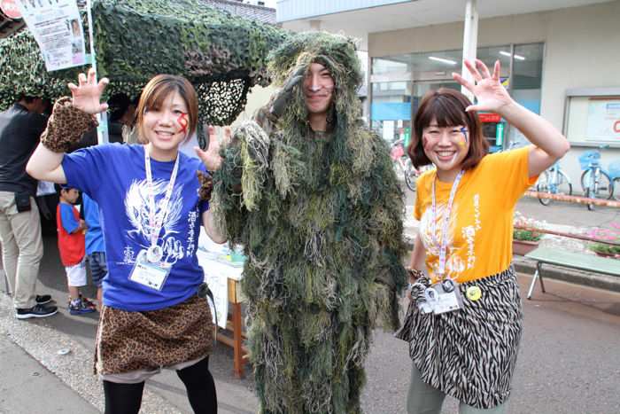 自衛隊新発田駐屯地の隊員と酒呑童子行列をPRする鬼娘