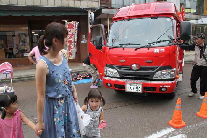 燕･弥彦消防が消防車の展示