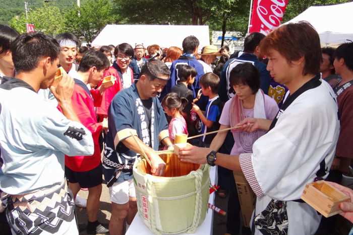 雨生の大蛇祭、鏡割り