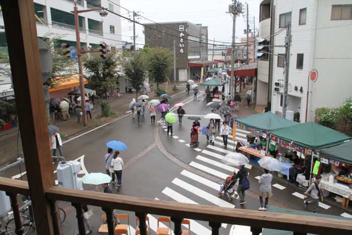 燕三条シェアスペース＆ライブラリー2階から見る商店街