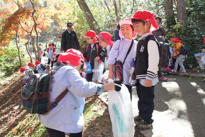 紅葉狩りに訪れた三条白百合幼稚園年長児