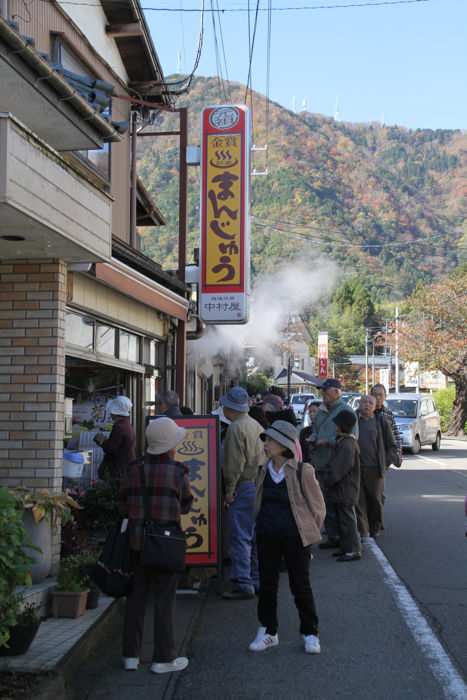 まんじゅう屋さんに行列