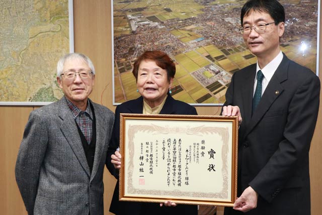 NPO法人ネットワークみどり緑の斉藤理事長(中央)と鈴木市長(右)