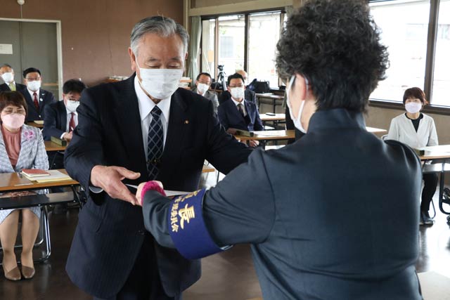 田辺選挙管理委員長から当選証書をを受けるトップ当選の阿部銀次郎氏