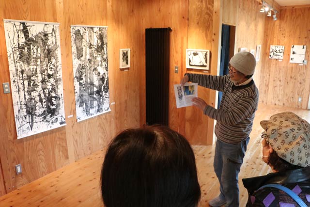 書の彷徨「木原光威展」で解説しているのがアートディレクターの佐藤さん