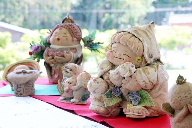 菊盛記念美術館で開かれている廣習流人形陶芸「廣習作品展」