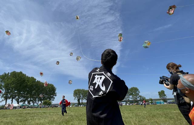開会式後に初めての三条凧合戦で凧揚げに挑戦する滝沢市長