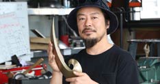 燕市の渡邉和也さんが平野歩夢選手に贈られた県民栄誉賞特別賞のトロフィーを制作
