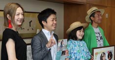 左から堀さん、滝沢市長、ひらりさん、轡田さん