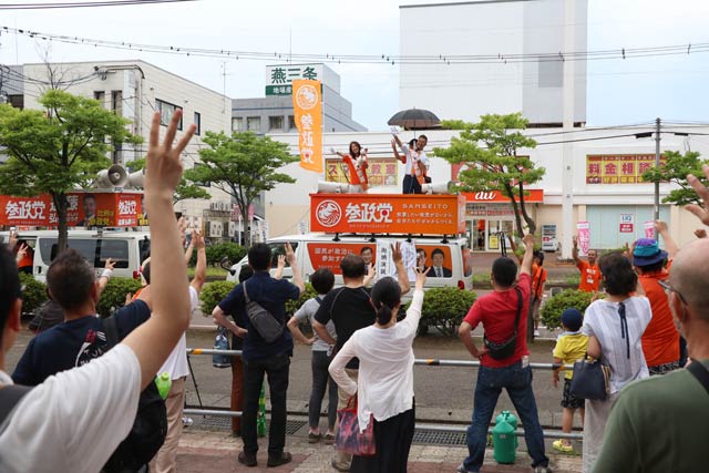 参政党の遠藤弘樹氏がイオン県央店前で街頭演説