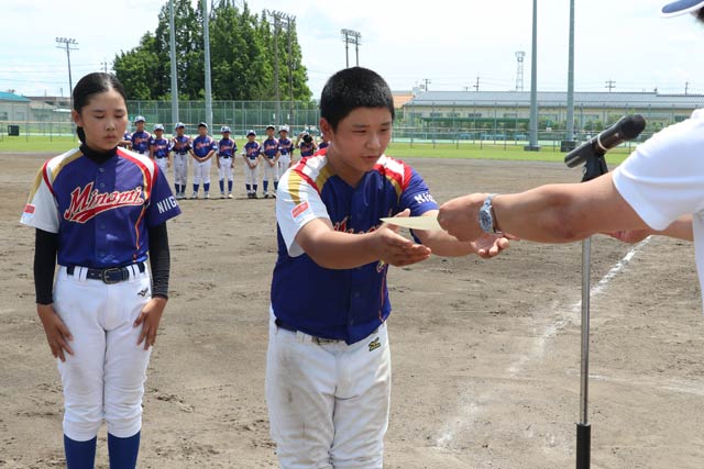 表彰を受ける準優勝の燕南野球スポーツ少年団