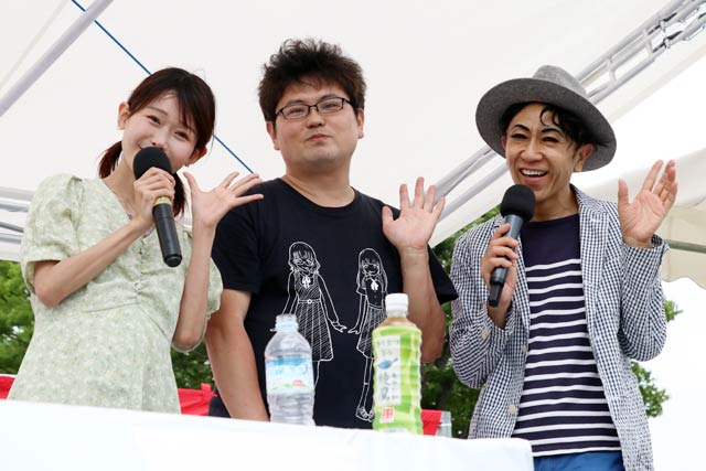 左からおごせ綾さん、優勝の潤間さん、MCのさとちんさん
