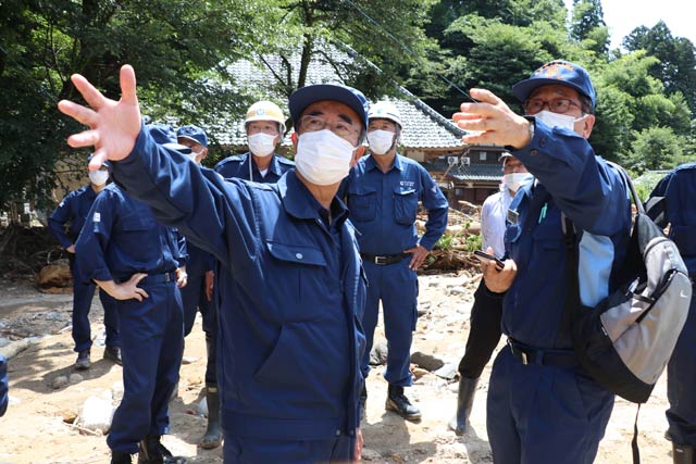 村上市湯沢の被害状況を視察する花角知事