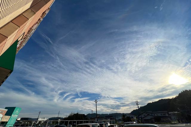 秋の雲が広がった17日午後、栃尾市で