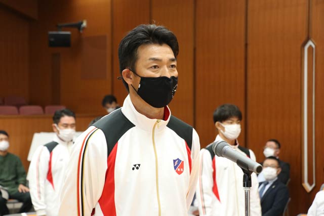 謝辞を述べるサッカー少年男子でコーチとして出場する県立三条高校教員の田邉和泰さん