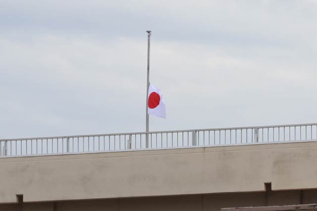 三条地域振興局屋上に掲揚された半旗