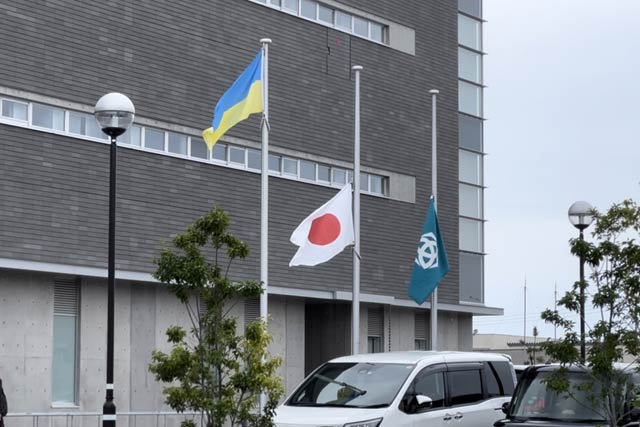 柏崎市役所に掲揚する左からウクライナ国旗、日本国旗、柏崎市旗のうち日本国旗と柏崎市旗を半旗に